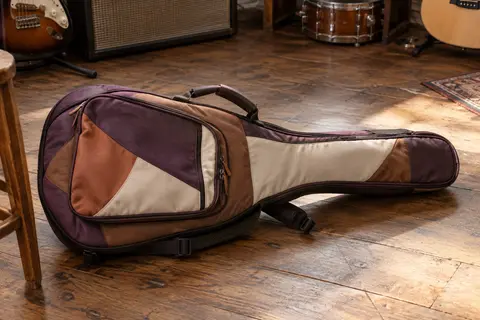 Housse multicolore en polyester pour guitare électrique, avec poche avant, poignée latérale et bretelles réglables.