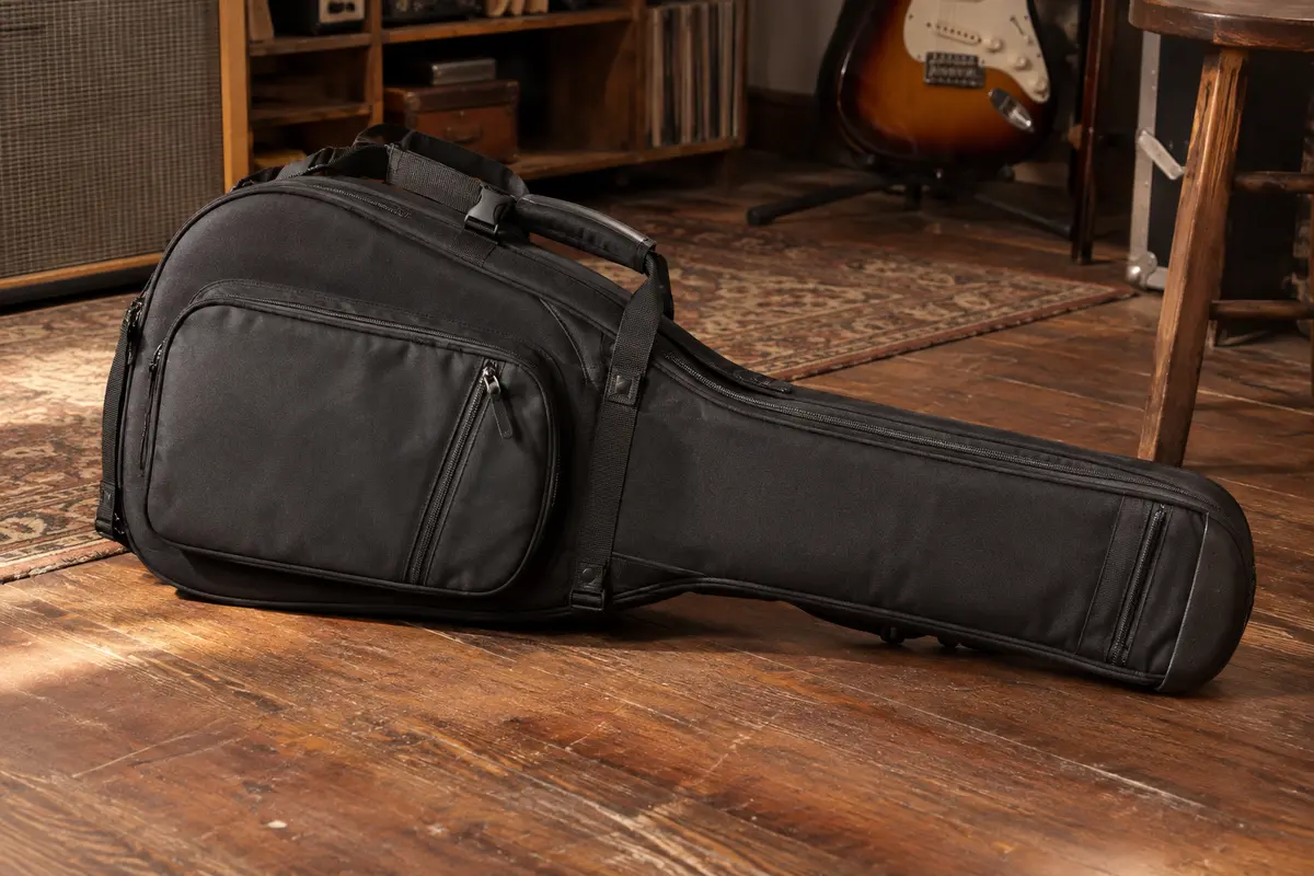 Housse souple noire Cahaya pour guitare électrique, avec poche avant, bretelles et poignées de transport.