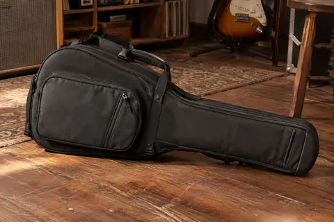 Housse souple noire Cahaya pour guitare électrique, avec poche avant, bretelles et poignées de transport.